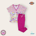 Conjunto médico Dickies floral multicolor con pantalón fucsia | Dama Chica, uniforme médico premium talla Chica