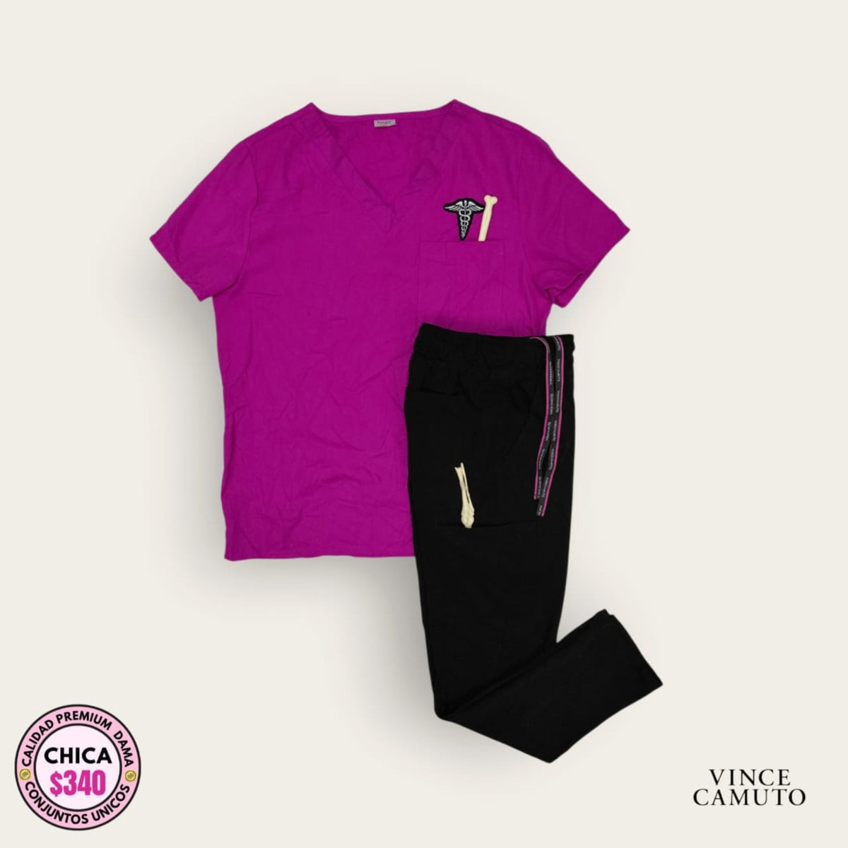 Conjunto médico Vince Camuto fucsia con pantalón negro | Dama Chica, uniforme médico premium talla Chica