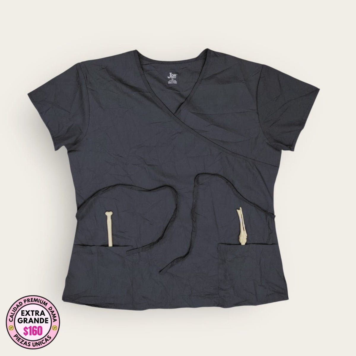 Filipina médica JDM gris cruzada con lazo, talla extragrande para dama, disponible en Uniformes MID.