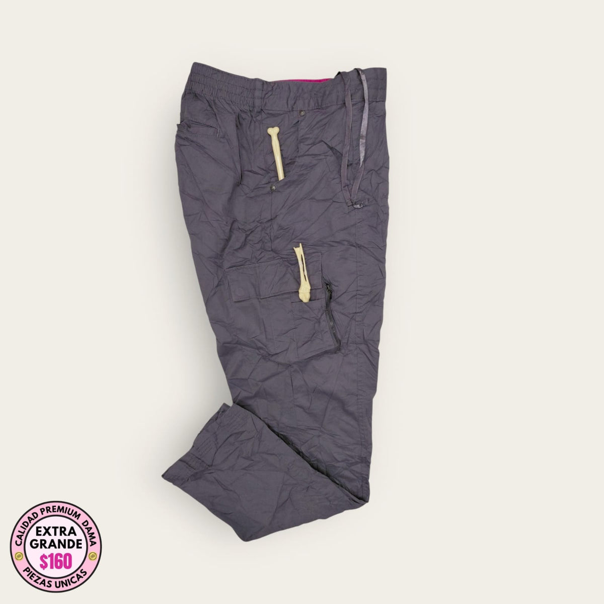 Pantalón médico gris con cordón y detalle rosa, talla extragrande para dama, disponible en Uniformes MID.