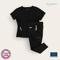 Conjunto médico Cherokee negro con filipina Flexibles, talla mediana para dama; vista de la prenda disponible en Uniformes MID.