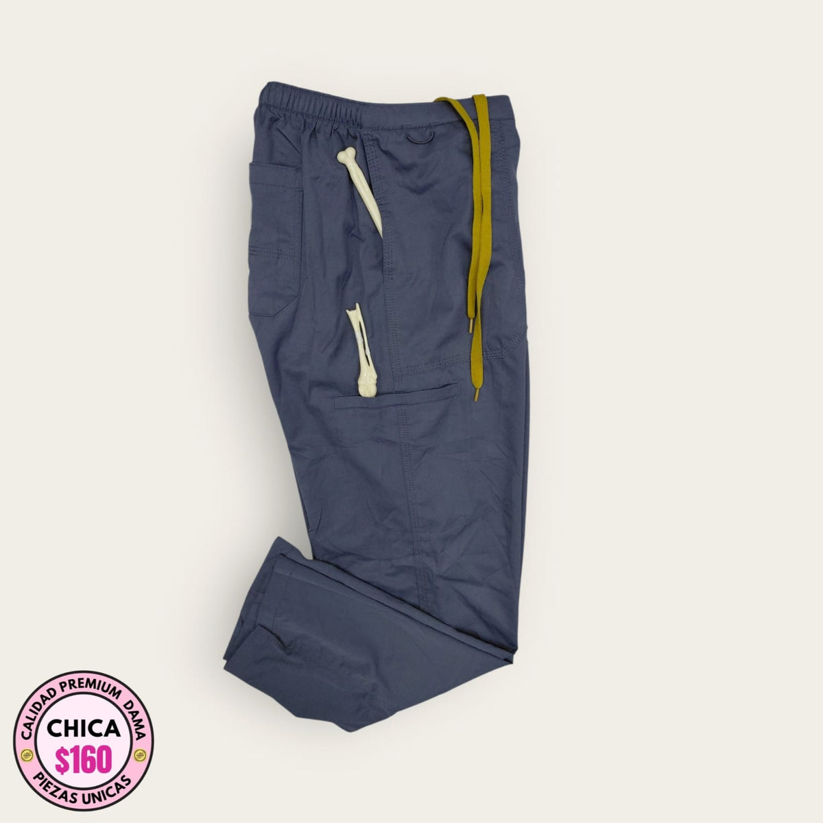 Pantalón médico premium gris con cordón amarillo, talla chica para dama, disponible en Uniformes MID.