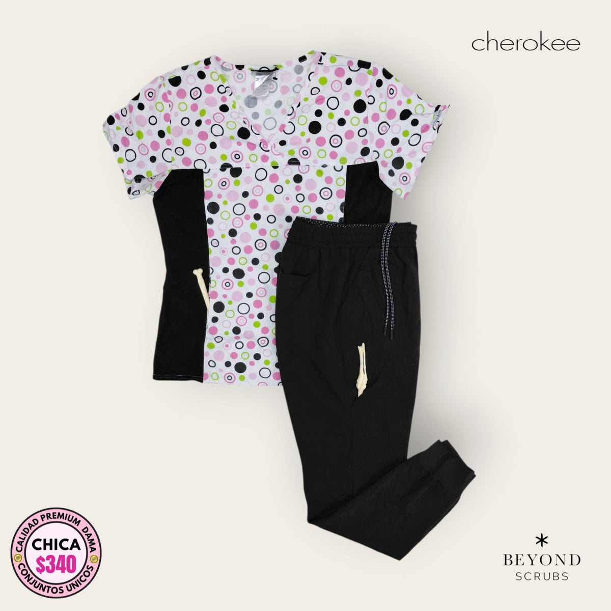 Conjunto médico Cherokee estampado y Beyond negro, talla chica para dama, disponible en Uniformes MID.