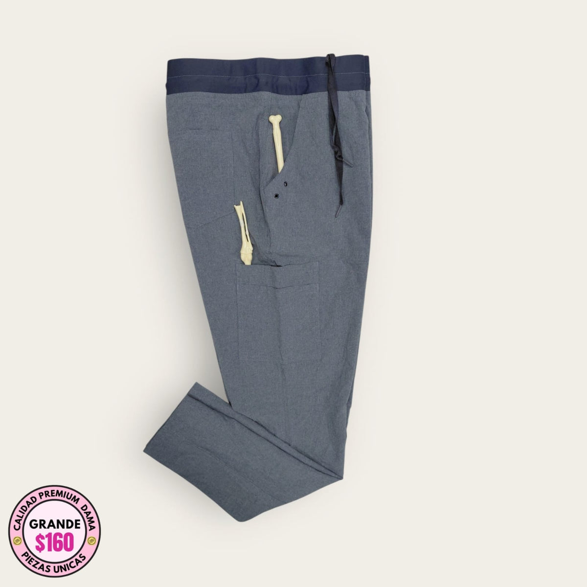 Pantalón médico gris con pretina azul marino, talla grande para dama, disponible en Uniformes MID.