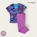Conjunto médico Easy Stretch floral y lila, talla chica para dama, disponible en Uniformes MID.