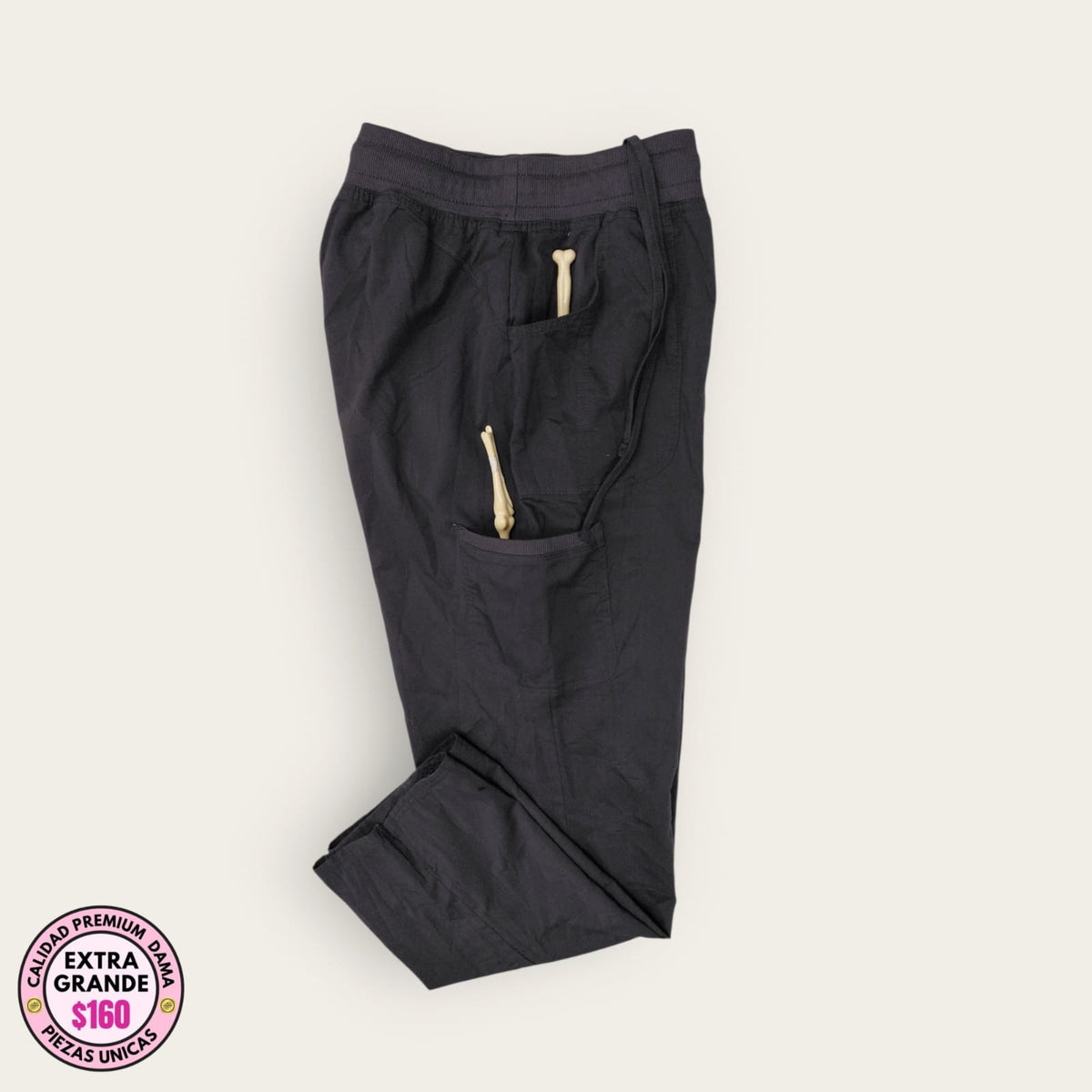 Pantalón médico gris grafito de pretina ancha, talla extragrande para dama, disponible en Uniformes MID.