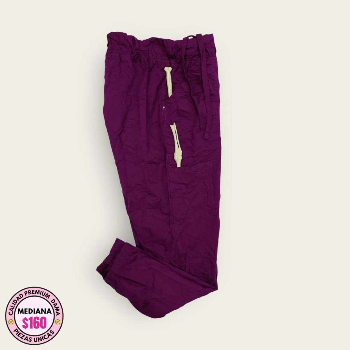 Pantalón médico premium morado cargo, talla mediana para dama; vista de la prenda disponible en Uniformes MID.