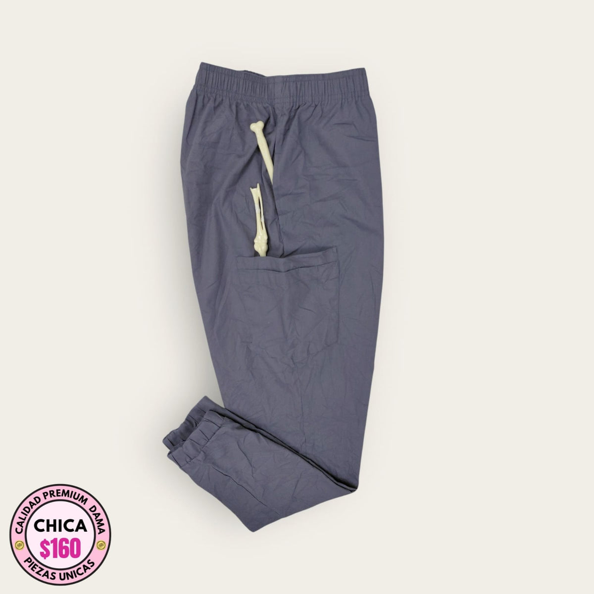Pantalón médico premium gris de pretina elástica, talla chica para dama, disponible en Uniformes MID.
