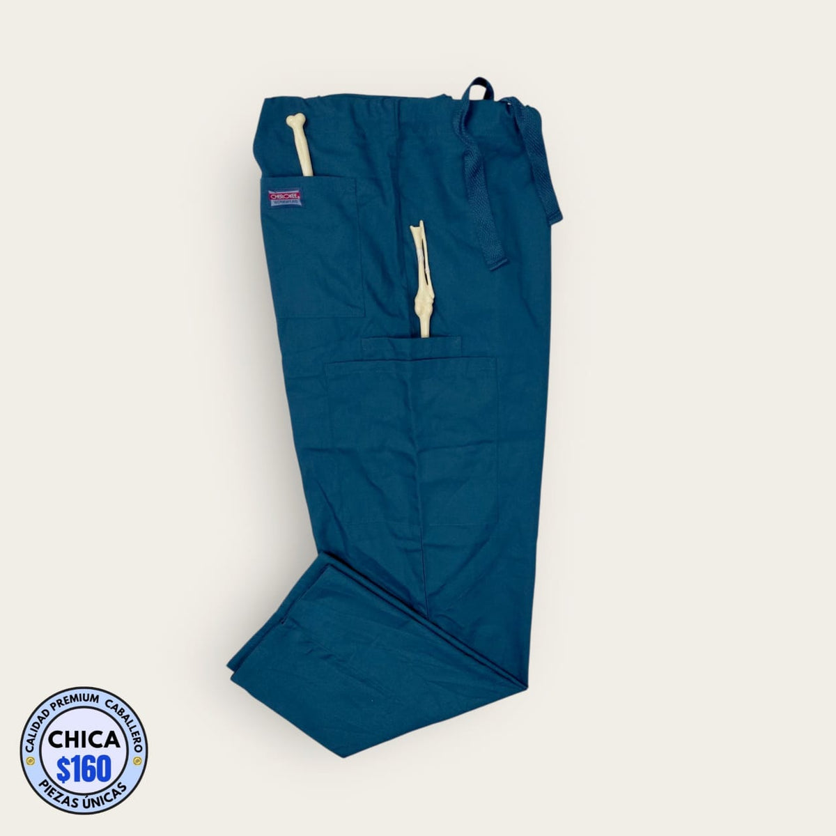 Pantalón médico Cherokee azul petróleo, talla chica para caballero, línea Premium de Uniformes MID.