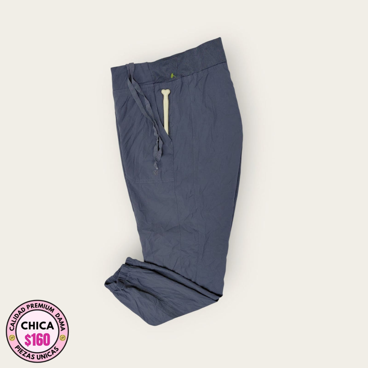 Pantalón médico premium gris azulado con cordón, talla chica para dama, disponible en Uniformes MID.