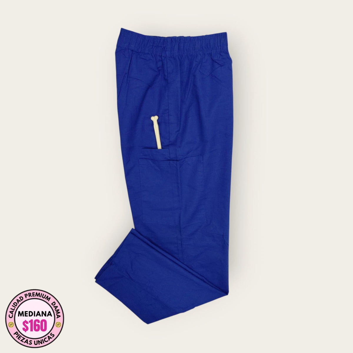 Pantalón médico premium azul rey de pretina elástica, talla mediana para dama; vista de la prenda disponible en Uniformes MID.