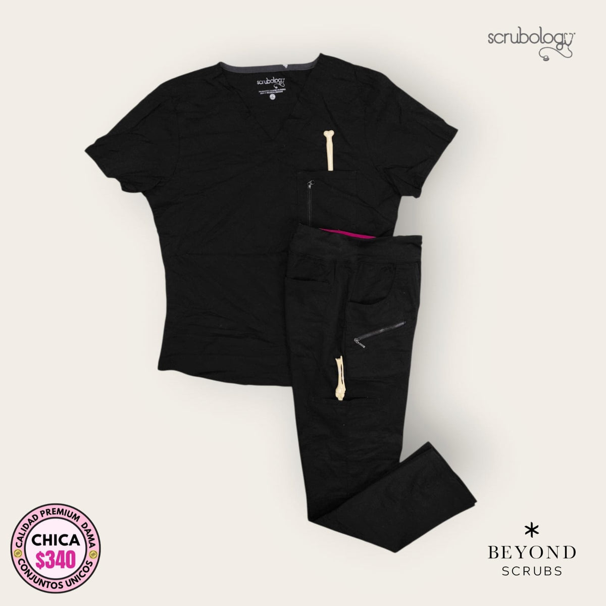 Conjunto médico Scrubology y Beyond Scrubs negro, talla chica para dama, disponible en Uniformes MID.