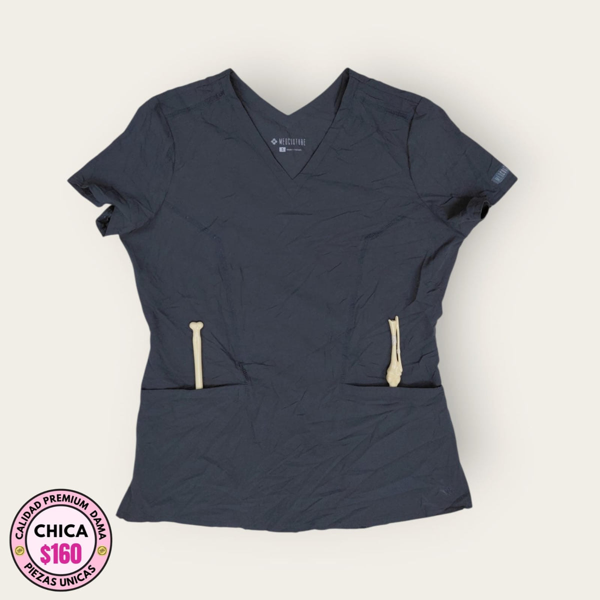 Filipina médica MedCouture gris grafito, talla chica para dama, disponible en Uniformes MID.