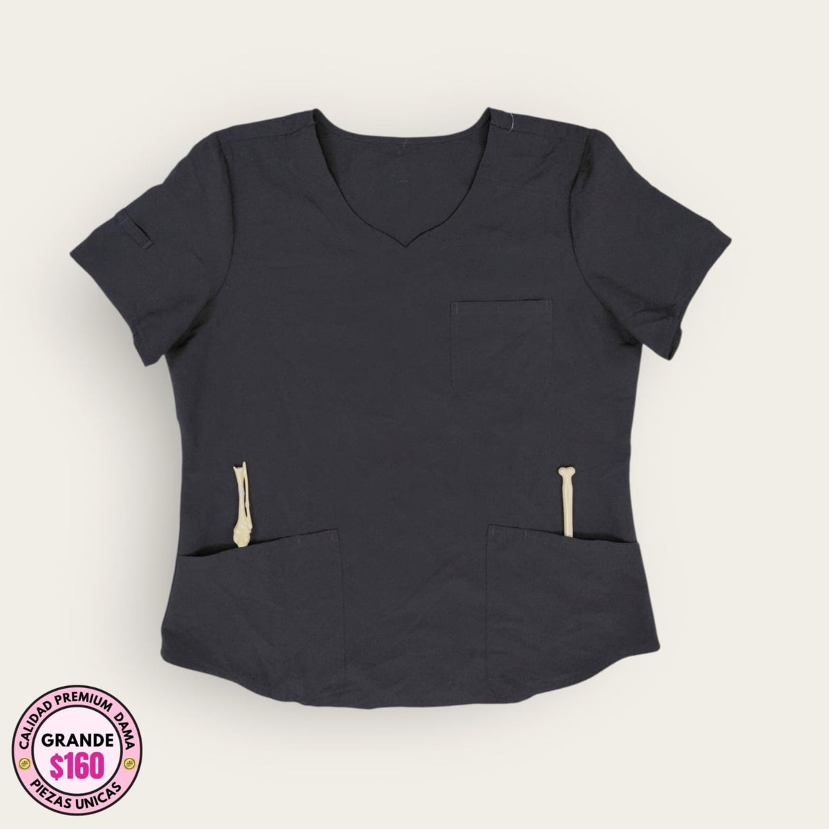 Filipina médica premium gris grafito cuello V, talla grande para dama, disponible en Uniformes MID.