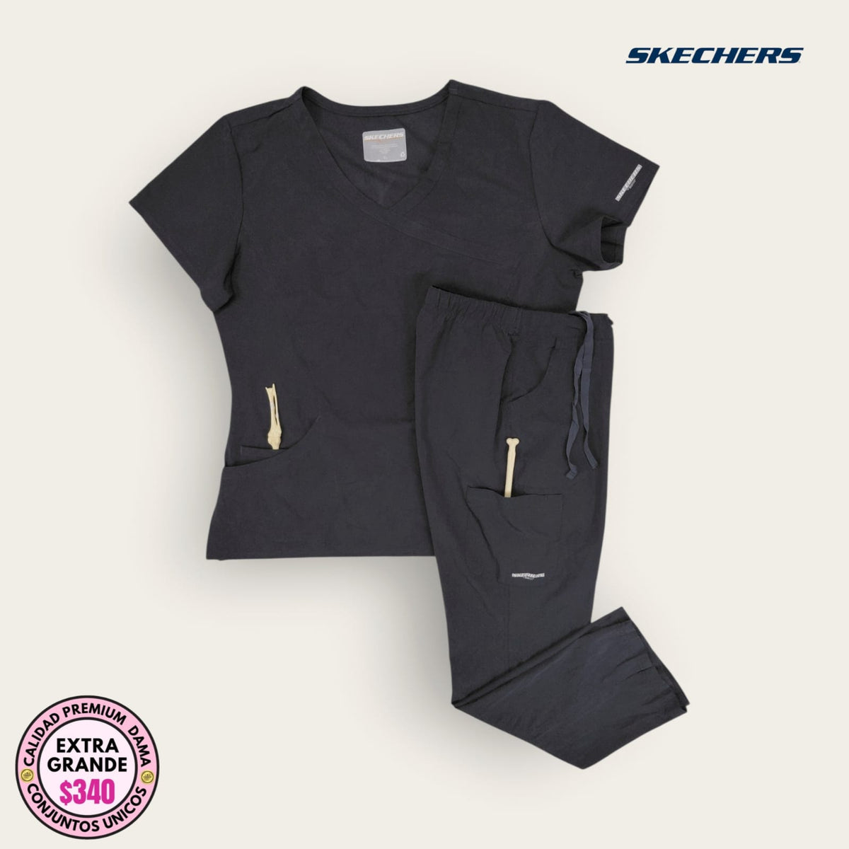 Conjunto médico Skechers gris grafito, talla extragrande para dama, disponible en Uniformes MID.
