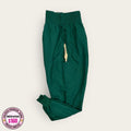 Pantalón médico premium verde esmeralda, talla mediana para dama; vista de la prenda disponible en Uniformes MID.