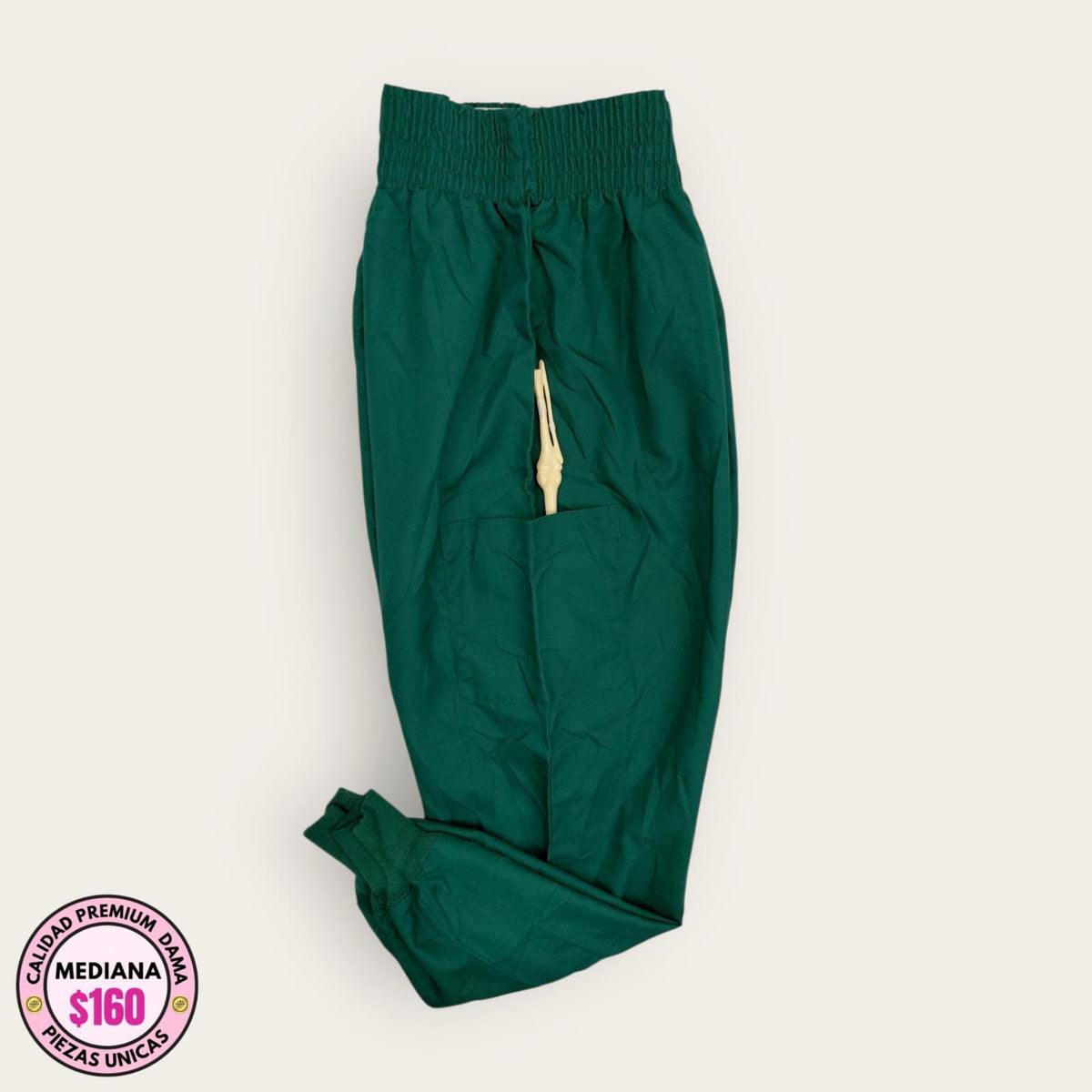 Pantalón médico premium verde esmeralda, talla mediana para dama; vista de la prenda disponible en Uniformes MID.