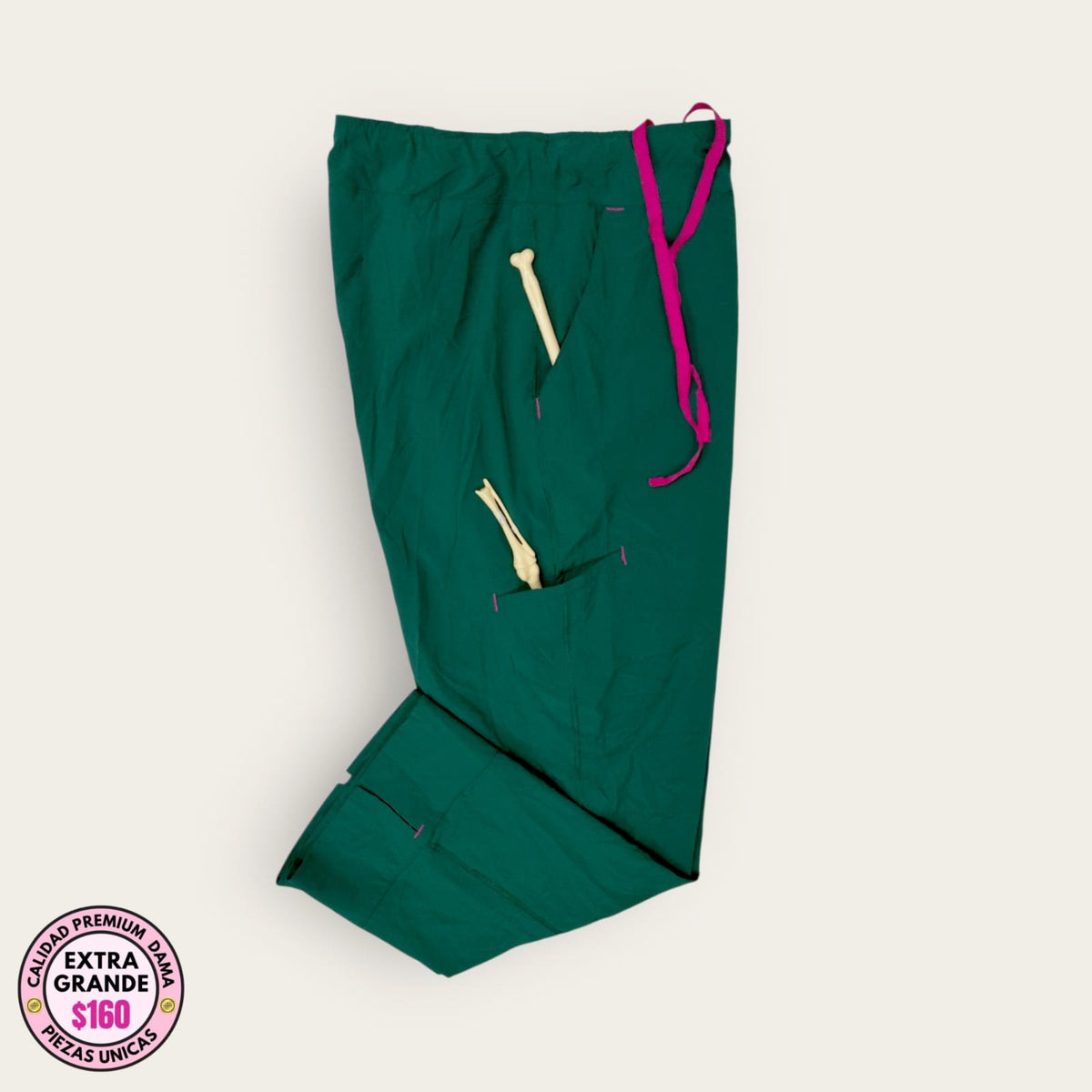 Pantalón médico verde con cordón fucsia, talla extragrande para dama, disponible en Uniformes MID.