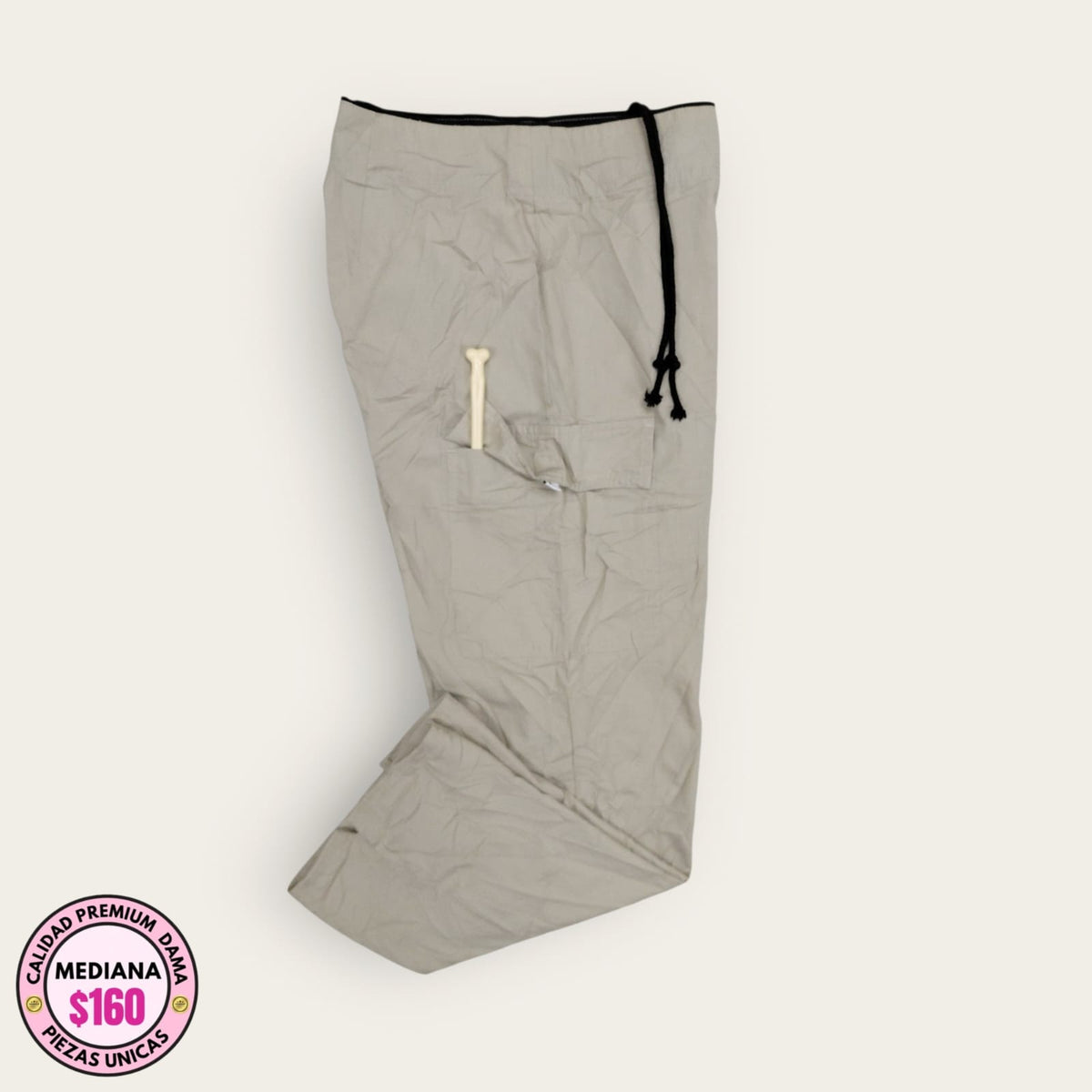 Pantalón médico premium beige con cordón negro, talla mediana para dama; vista de la prenda disponible en Uniformes MID.