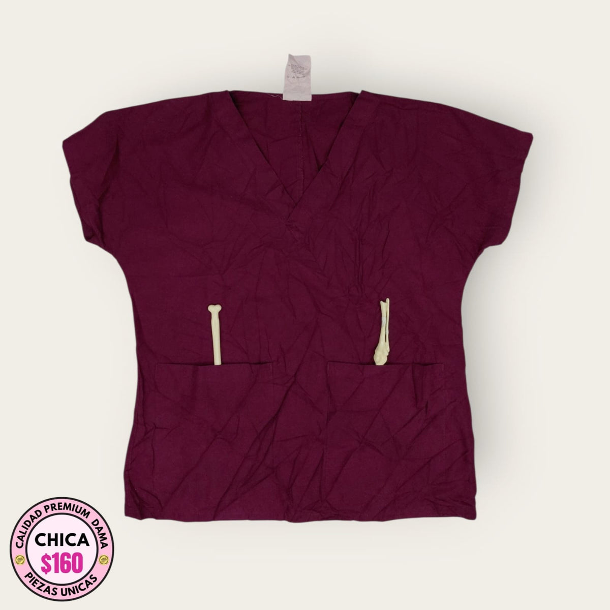 Filipina médica premium vino con bolsillos, talla chica para dama, disponible en Uniformes MID.