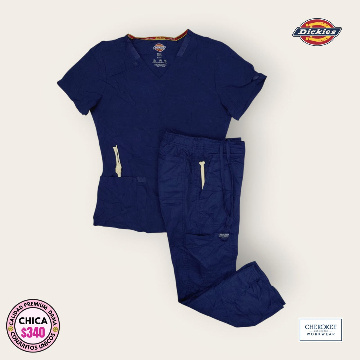 Conjunto médico Dickies y Cherokee azul marino, talla chica para dama, disponible en Uniformes MID.