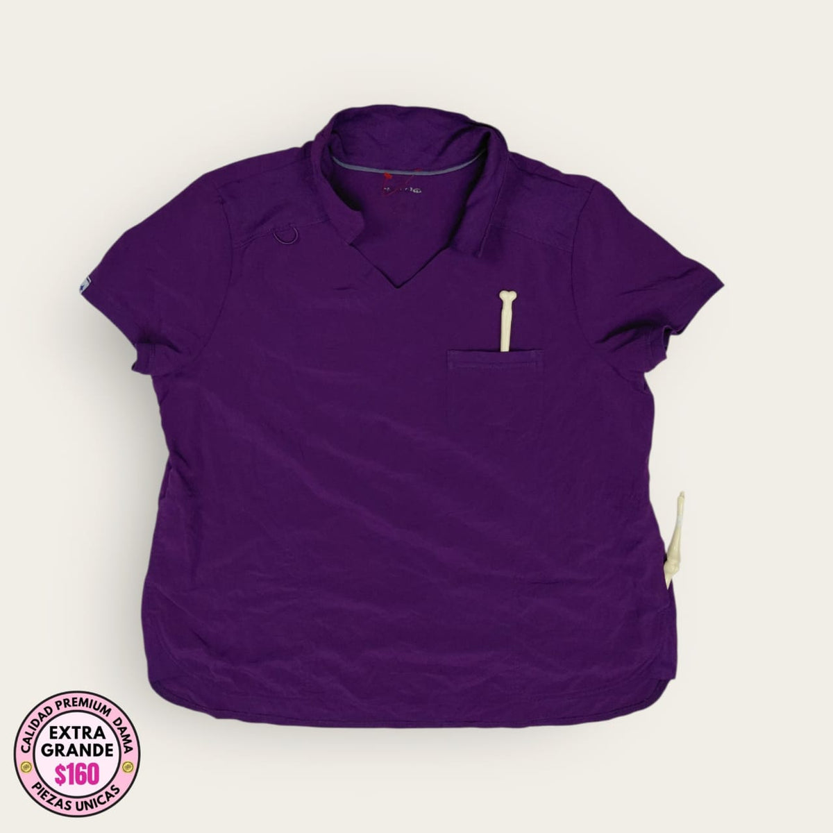 Filipina médica morada con cuello alto, talla extragrande para dama, disponible en Uniformes MID.