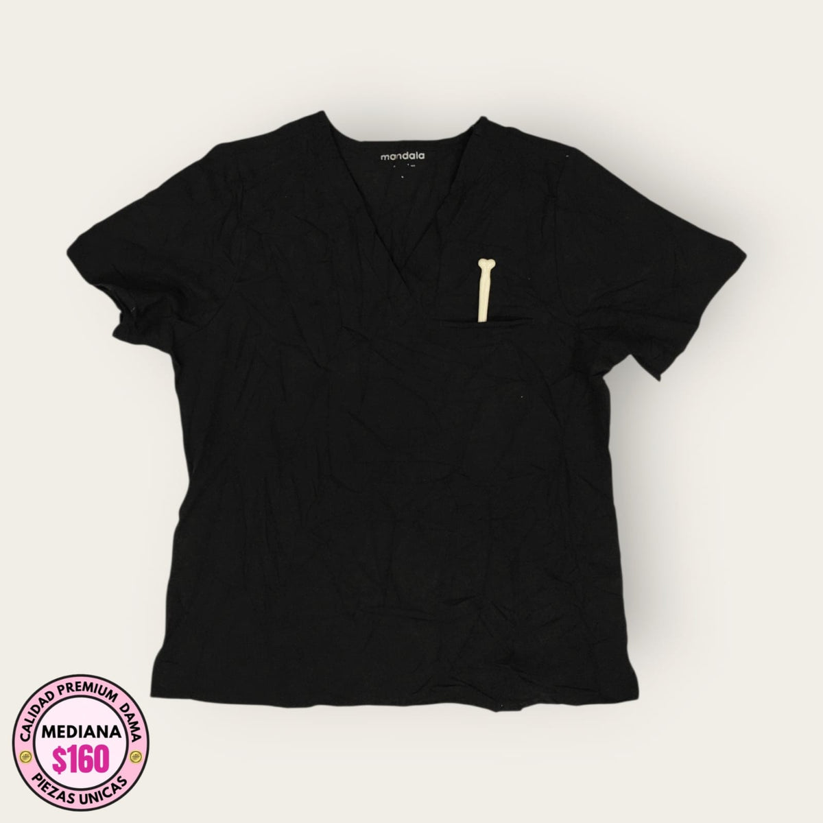 Filipina médica Mandala negra cuello V, talla mediana para dama; vista de la prenda disponible en Uniformes MID.