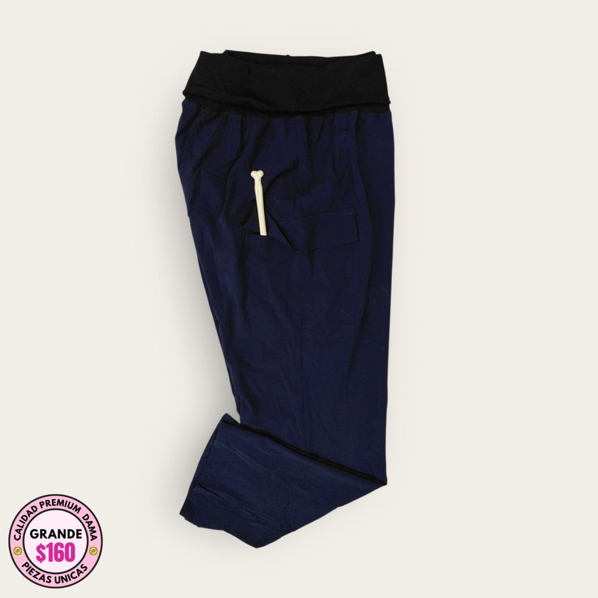 Pantalón médico azul marino con pretina negra, talla grande para dama, disponible en Uniformes MID.