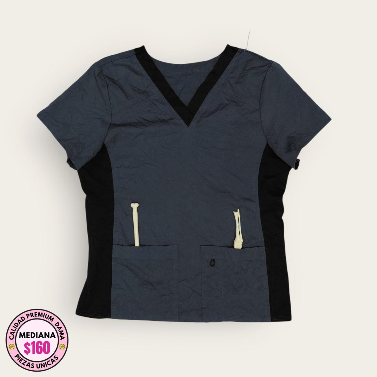 Filipina médica premium gris azulado con paneles negros, talla mediana para dama; vista de la prenda disponible en Uniformes MID.