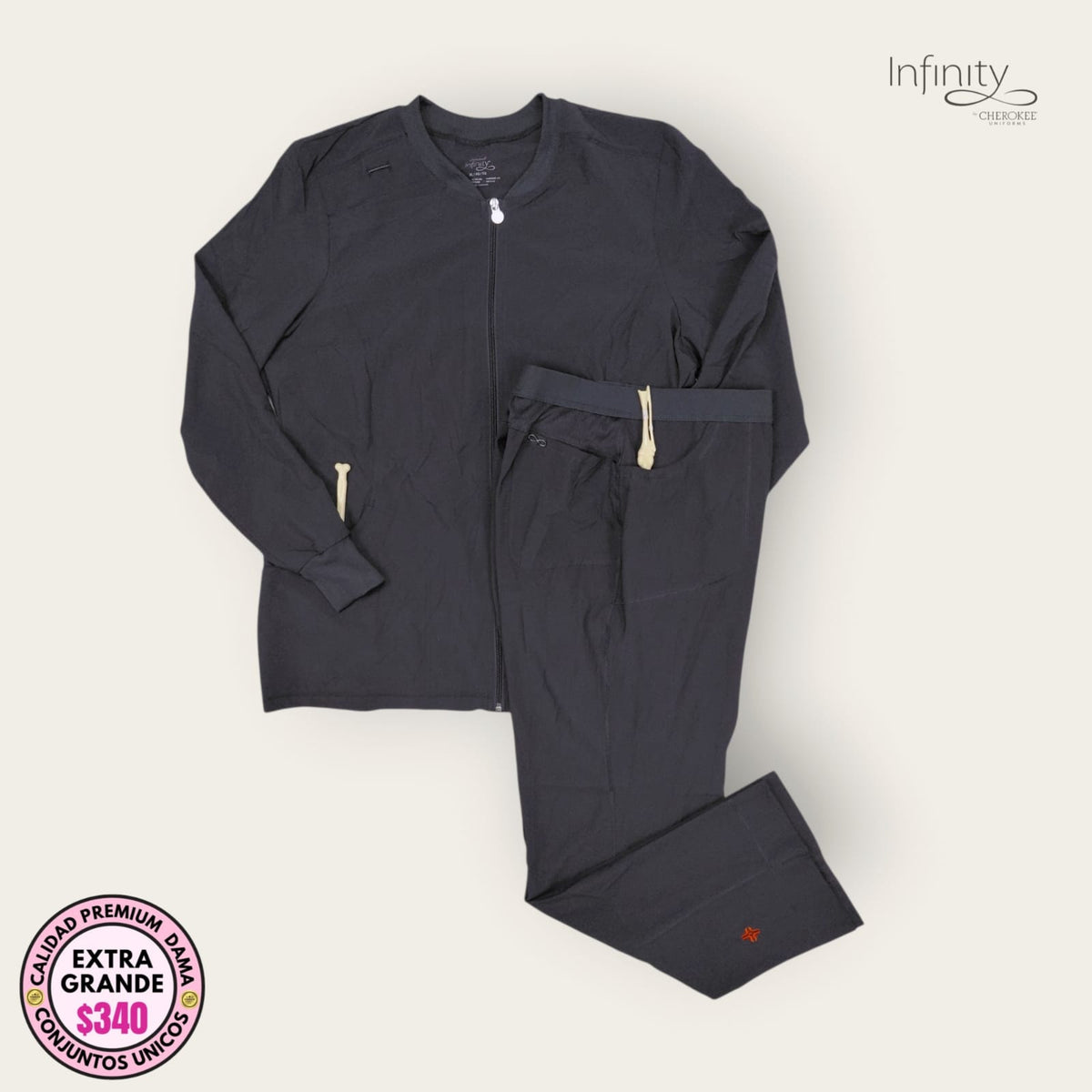 Conjunto médico Cherokee Infinity gris con chamarra, talla extragrande para dama, disponible en Uniformes MID.