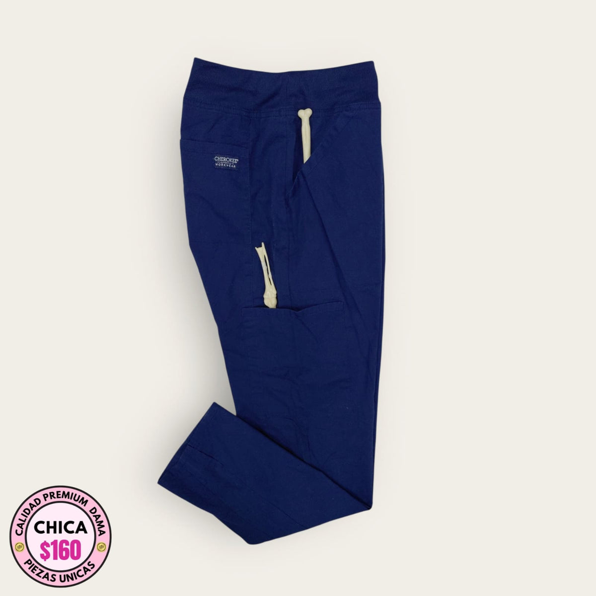 Pantalón médico Cherokee Workwear azul marino, talla chica para dama, disponible en Uniformes MID.