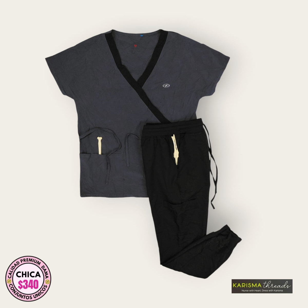 Conjunto médico gris cruzado con pantalón Karisma negro, talla chica para dama, disponible en Uniformes MID.