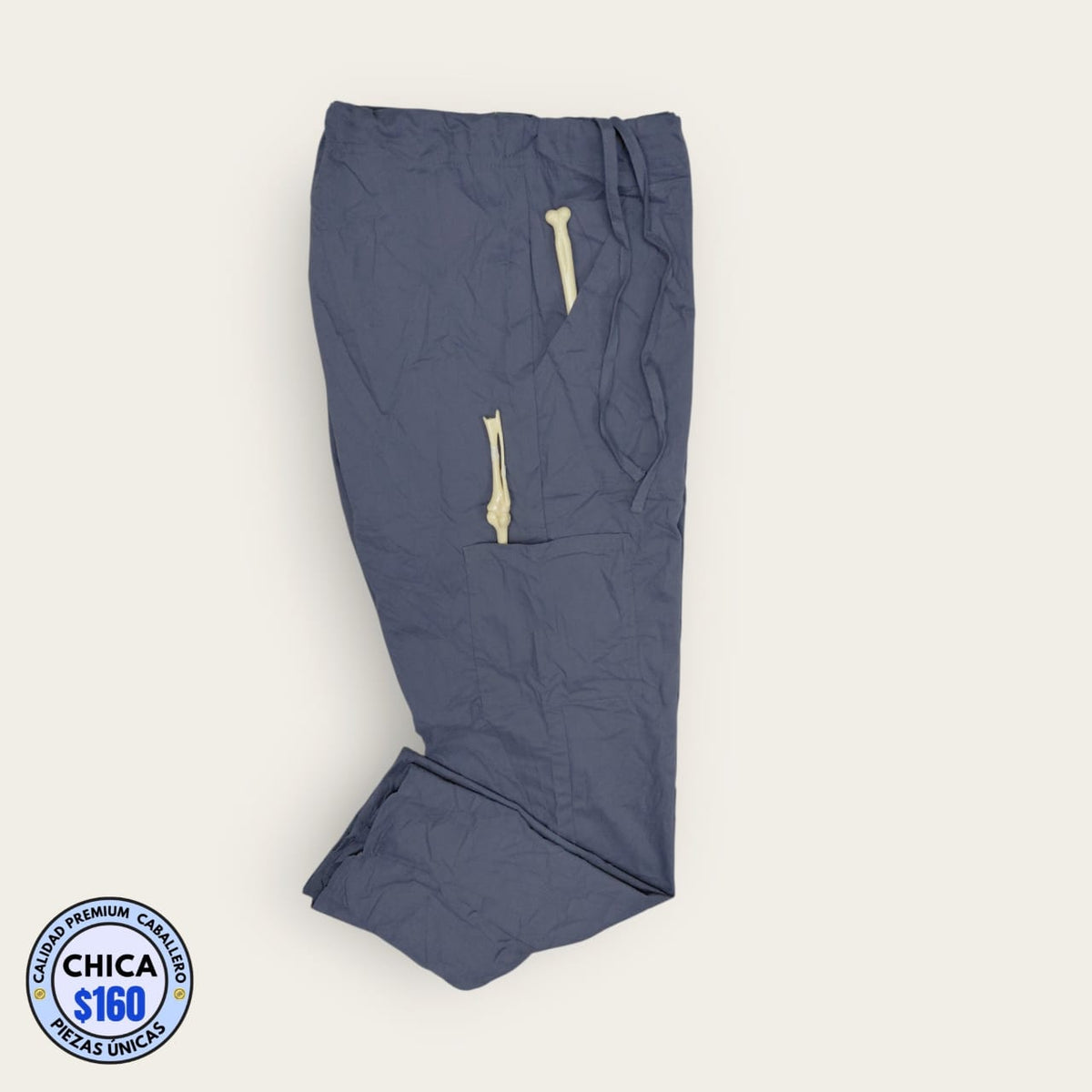 Pantalón médico gris grafito con cordón, talla chica para caballero, línea Premium de Uniformes MID.