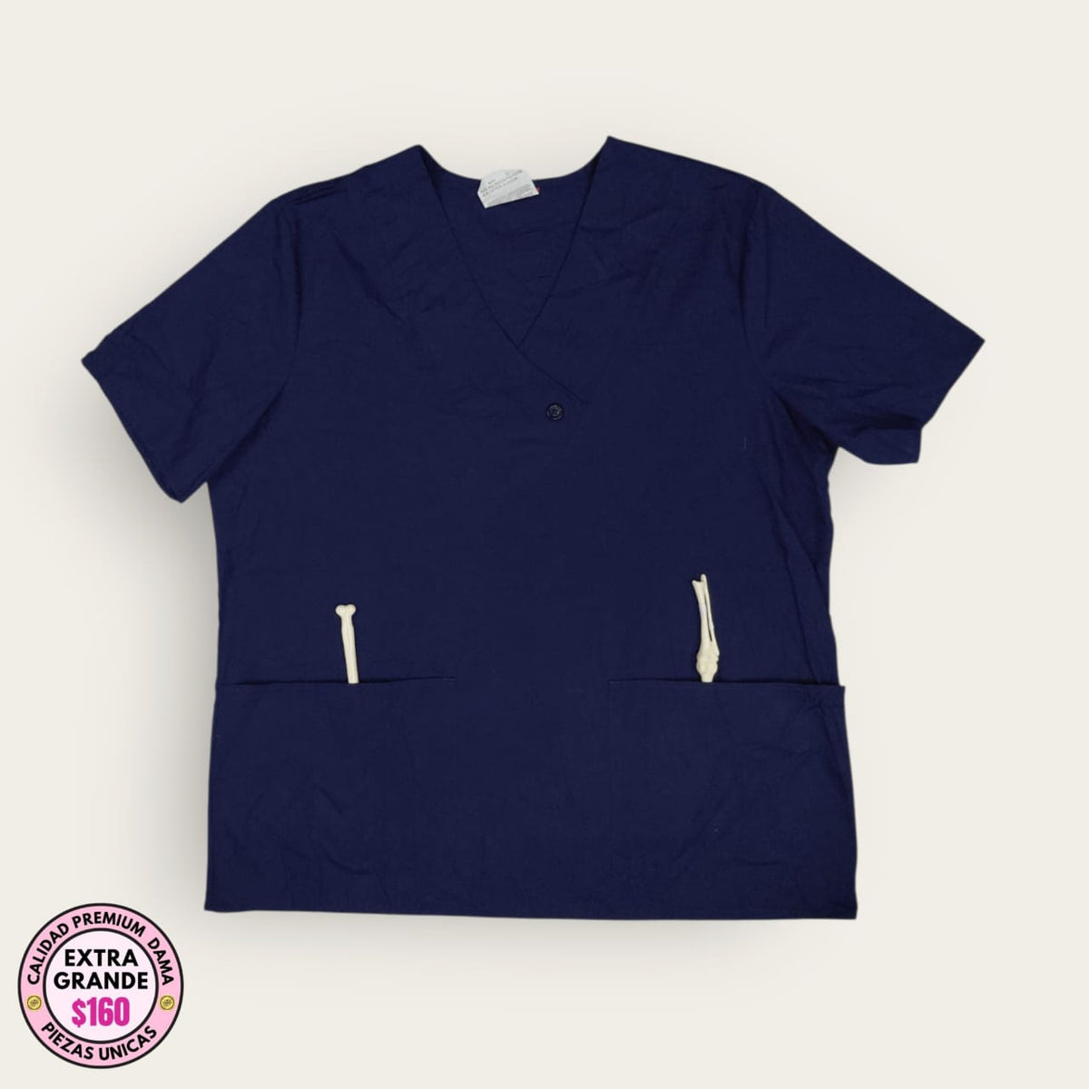 Filipina médica azul marino cruzada con botón, talla extragrande para dama, disponible en Uniformes MID.