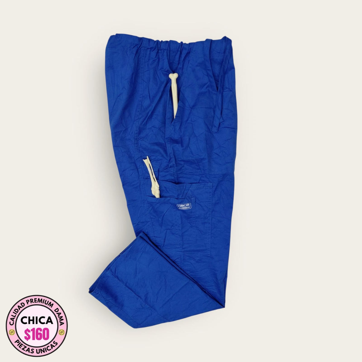 Pantalón médico Cherokee azul rey cargo, talla chica para dama, disponible en Uniformes MID.