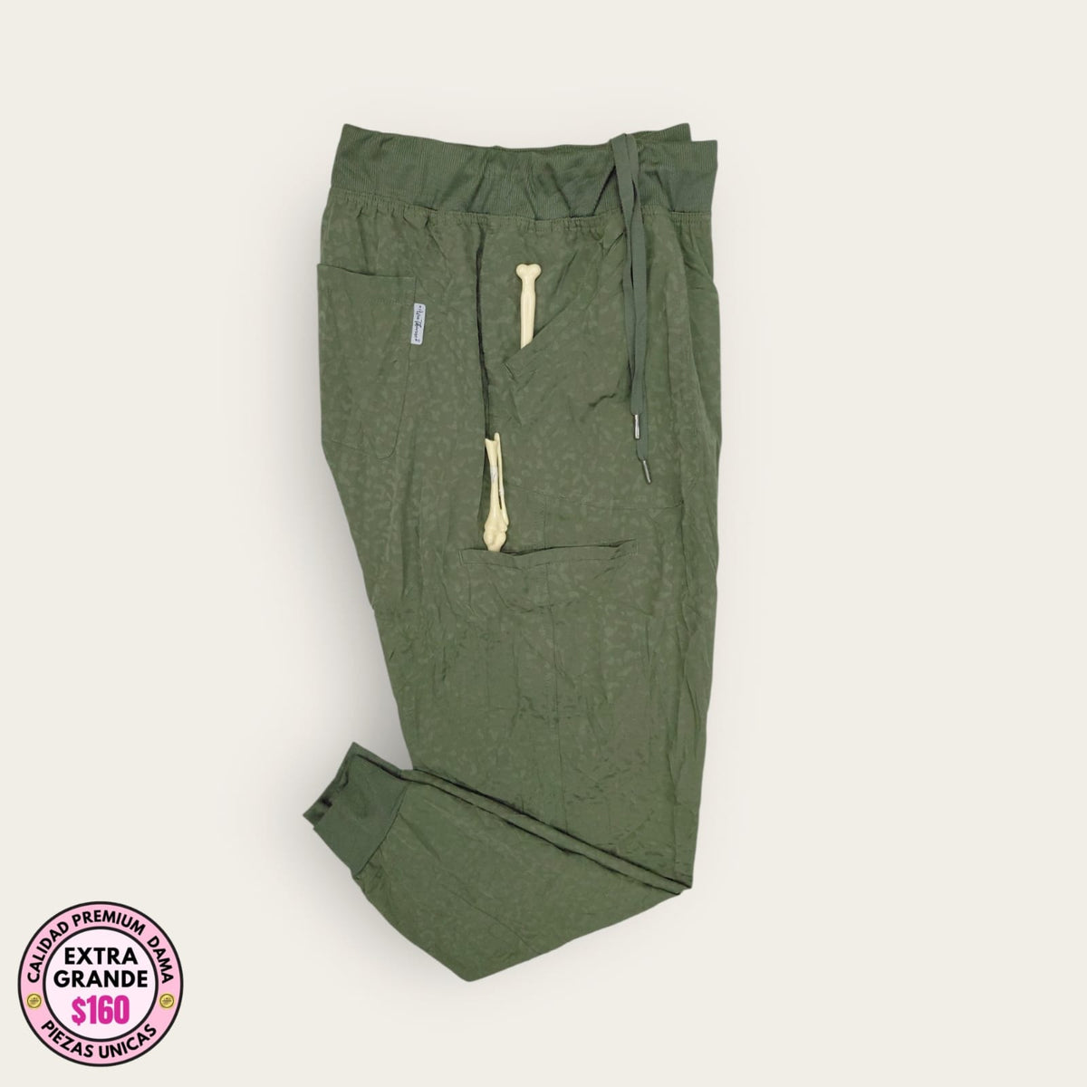 Pantalón médico verde olivo con cordón, talla extragrande para dama, disponible en Uniformes MID.