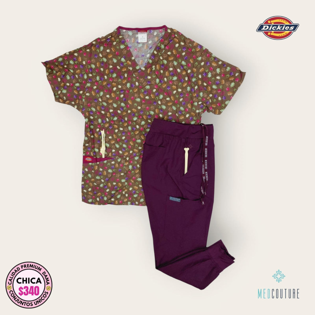 Conjunto médico Dickies estampado y MedCouture vino, talla chica para dama, disponible en Uniformes MID.