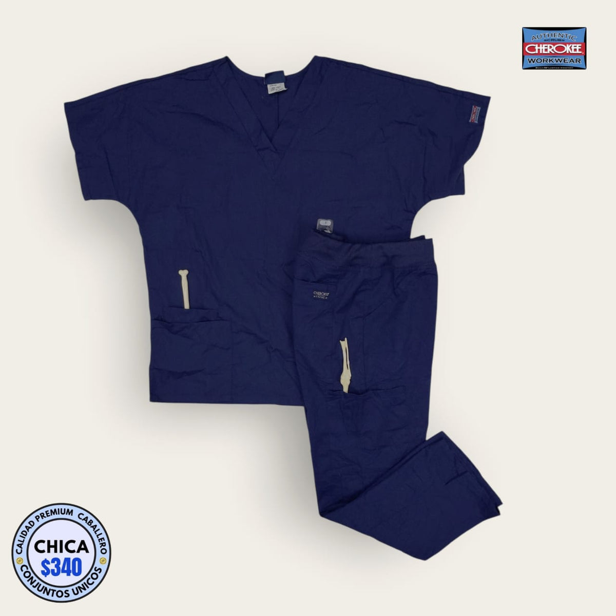 Conjunto médico Cherokee Workwear azul marino, talla chica para caballero, línea Premium de Uniformes MID.