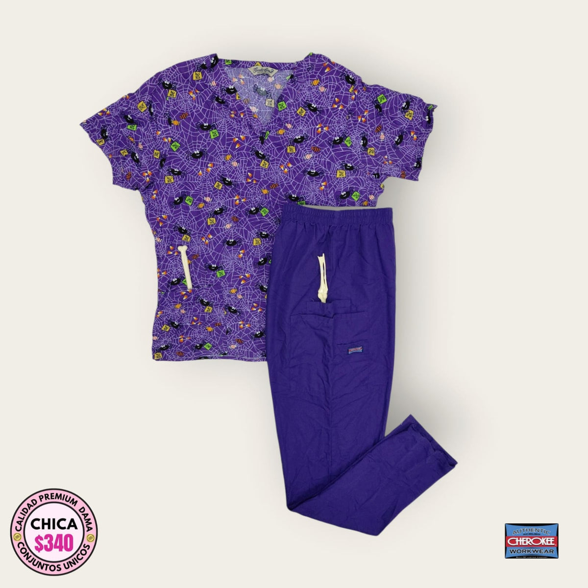 Conjunto médico Halloween morado y Cherokee, talla chica para dama, disponible en Uniformes MID.
