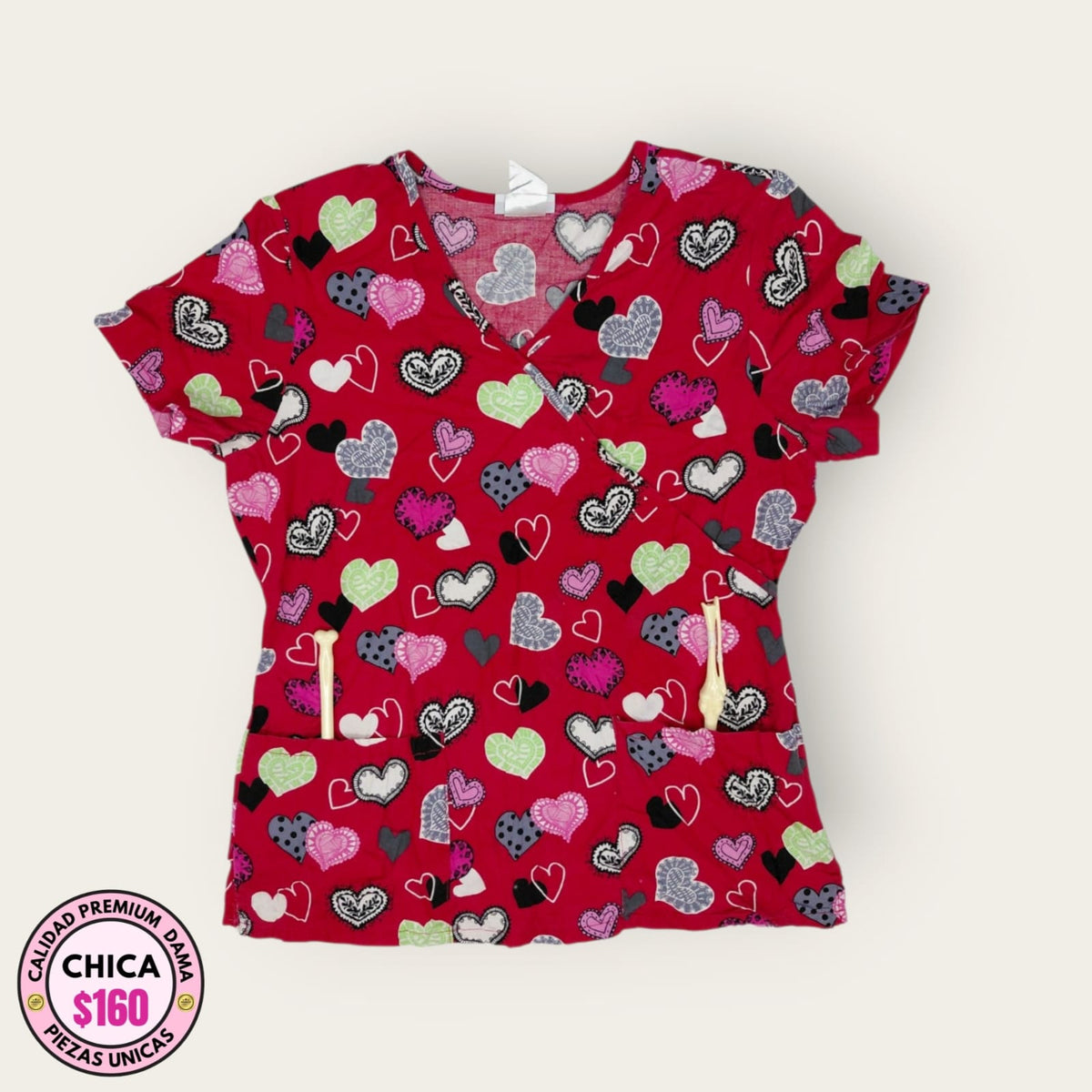 Filipina médica roja estampado corazones, talla chica para dama, disponible en Uniformes MID.